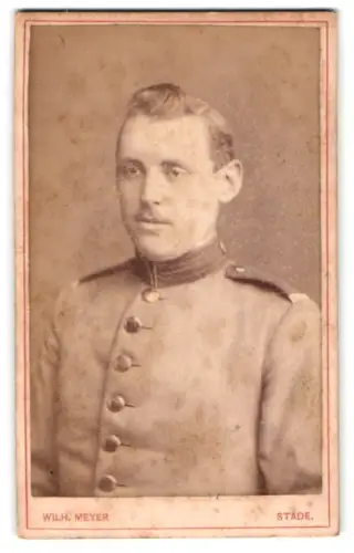 Fotografie Wilh. Meyer, Stade, Schiffertorsvorstadt, Garde-Gefreiter in Uniform