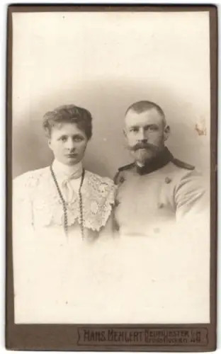 Fotografie Hans Mehlert, Neumünster i. H., Grossflecken 49, Offizier im Überrock mit seiner Frau