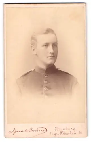 Fotografie Ignatz Julius, Hamburg, Grosse Bleichen 31, Einjährig-Freiwilliger Gefreiter in Uniform