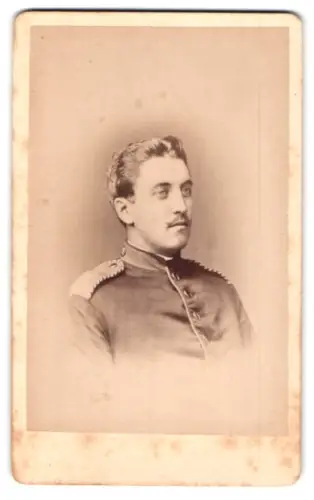 Fotografie Aug. Riemann, Bielefeld, Ober-Torwall 307, Einjährig-Freiwilliger Gefreiter in Uniform