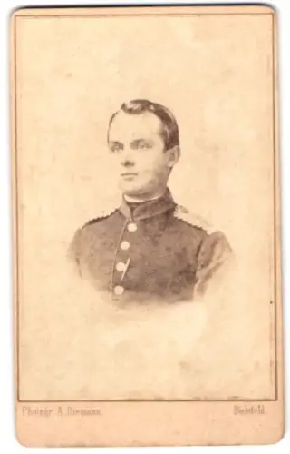 Fotografie Aug. Riemann, Bielefeld, Obernstrasse 46, Einjährig-Freiwilliger Gefreiter in Uniform