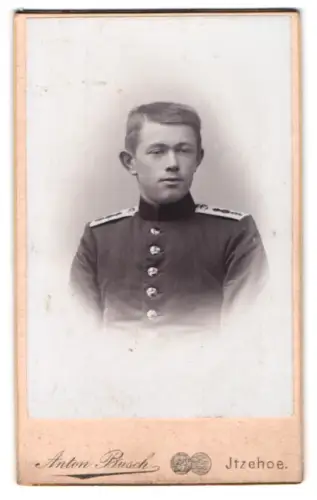 Fotografie Anton Busch, Itzehoe, Poststrasse 5, Soldat vom Feld-Artillerie-Regiment Nr. 9 in Uniform