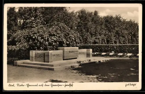 AK Kiel, Niobe-Ehrenmal mit dem Garnison-Friedhof