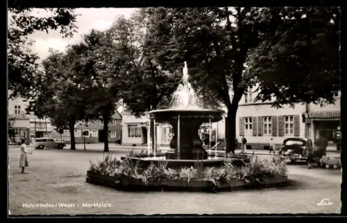 AK Holzminden /Weser, Marktplatz, Brunnen, historische Gebäude