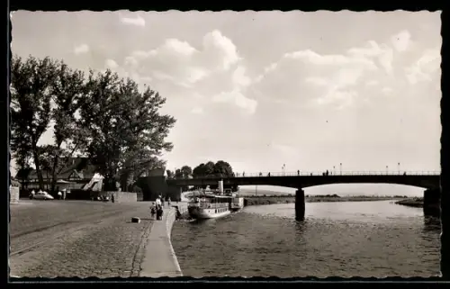 AK Holzminden /Weser, Weserbrücke, Dampferanleger, Panorama