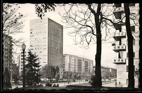 AK Milano, Piazzale Fiume, Via Vittor Pisani con edifici moderni e alberi in primo piano