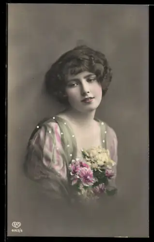 Foto-AK EAS: Nr. 4143 /4, Liebliche Frau mit Blumen