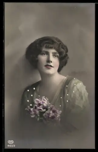 Foto-AK EAS: Nr. 4143 /3, Hübsche Frau mit violett-weissen Blumen