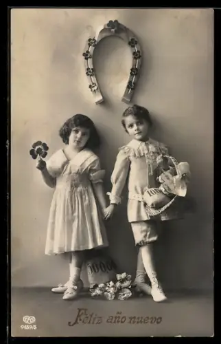 Foto-AK EAS Nr. 9459/5: Zwei Kinder stehen unter einem Hufeisen