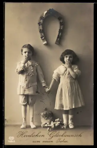 Foto-AK EAS Nr. 9459/2: Zwei Kinder halten sich an den Händen und stehen unter einem Hufeisen