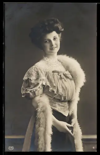 Foto-AK EAS Nr. 1513: Schöne lächelnde Frau mit Pelz