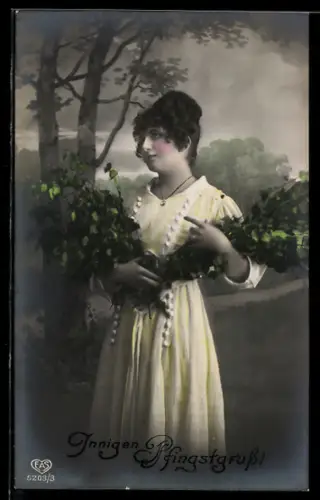 Foto-AK EAS Nr. 5203/3: Hübsche Frau mit Blumensträussen auf den Armen