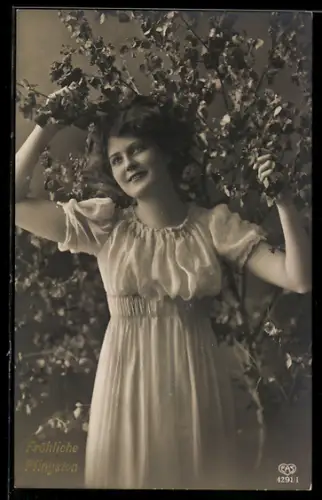 Foto-AK EAS Nr. 4291/1: Hübsche lächelnde Frau an einem Baum