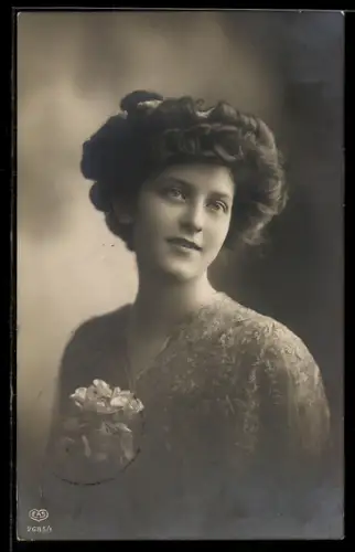 Foto-AK EAS Nr. 2685/1: Schöne junge Frau mit Blumen in der Hand