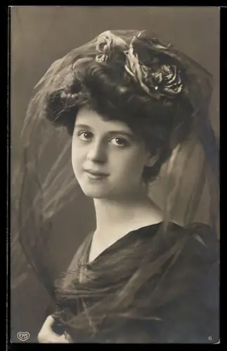 Foto-AK EAS Nr. 1533: Hübsche junge Frau mit Blumen im Haar