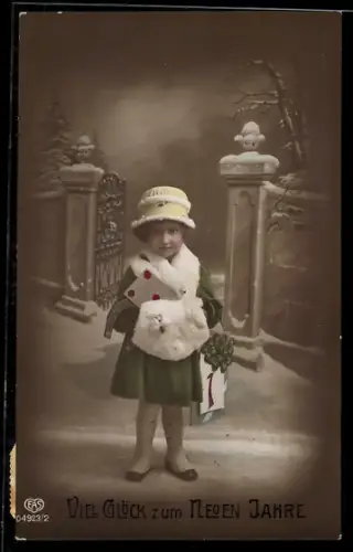 Foto-AK EAS Nr. 04923/2: Junges Kind in Winterkleidung und mit Muff