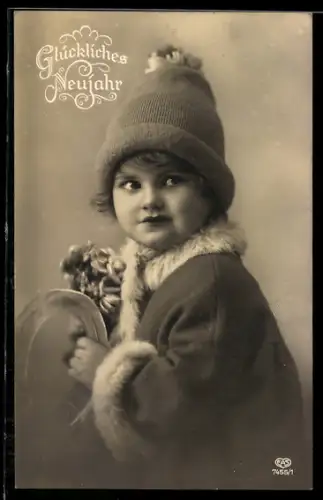 Foto-AK EAS Nr. 7455/1: Junges Kind mit Blumen und Hufeisen