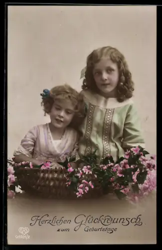 Foto-AK EAS Nr. 05101/2: Zwei junge Kinder mit einem Korb voller Blumen