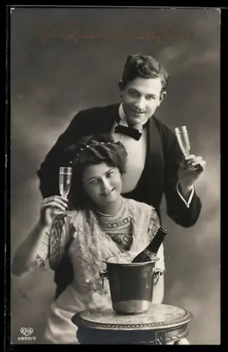 Foto-AK EAS Nr. 3829/5: Elegantes Paar mit Sektgläsern