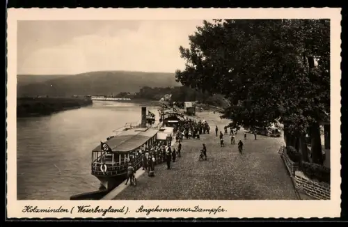 AK Holzminden /Weserbergland, Angekommener Dampfer, -Fahne