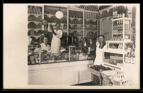 Foto-AK Mitarbeitende in einem Lebensmittelgeschäft
