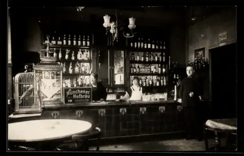 Foto-AK Mitarbeitende in einem Spirituosen-Geschäft