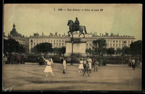 AK Lyon, Place Bellecour et Statue de Louis XIV