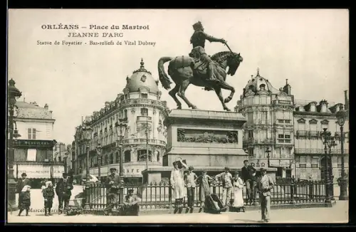 AK Orléans, Place du Martroi Jeanne d`Arc, Statue de Foyatier, Bas-reliefs de Vital Dubray