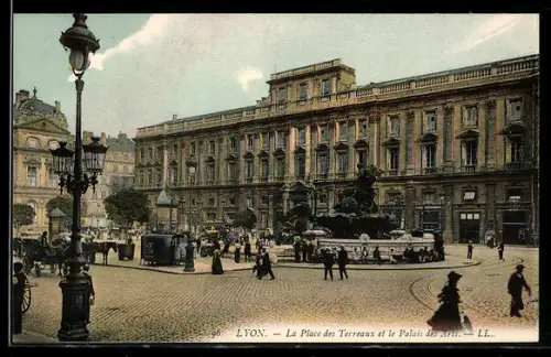 AK Lyon, La Place des Terreaux et le Palais des Arts