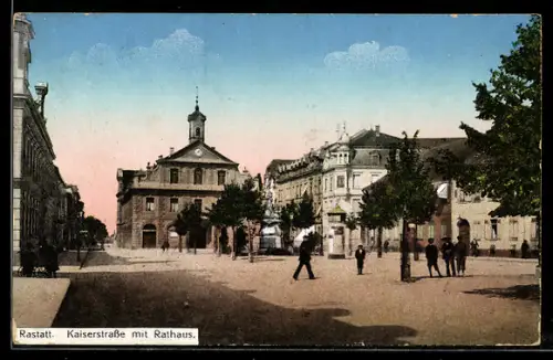 AK Rastatt, Kaiserstrasse mit Rathaus und Anwohnern
