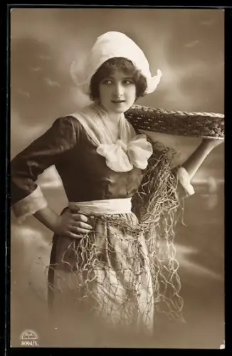 Foto-AK R & K / L Nr. 8094/5: Junge Holländerin mit Fischernetz und Tablett