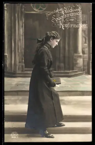 Foto-AK R & K / L Nr. 5669/3: Konfirmandin vor der Kirchentür, Konfirmationsgruss