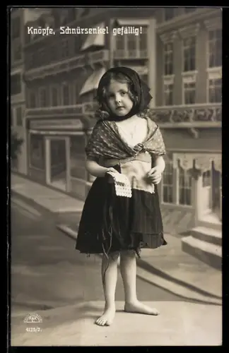 Foto-AK R & K / L Nr. 4125/2: Barfüssige kleine Kurzwaren-Strassenverkäuferin