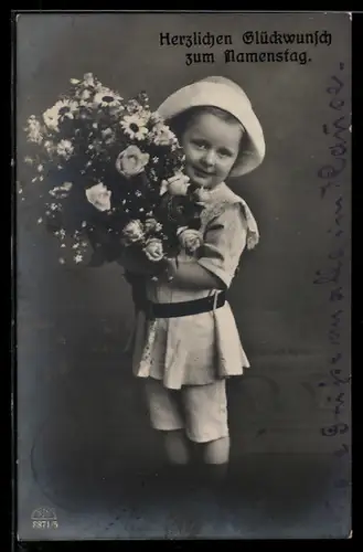 Foto-AK R & K / L Nr. 8871/5: Kleiner Gratulant mit Blumenstrauss, Namenstagsgruss