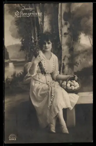 Foto-AK R & K / L Nr. 6164/2: Junge Dame mit Eierkorb vor Birkenlandschaft, Ostergruss