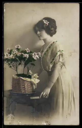 Foto-AK R & K / L Nr. 4674/1: Junge Dame mit Topfblumen