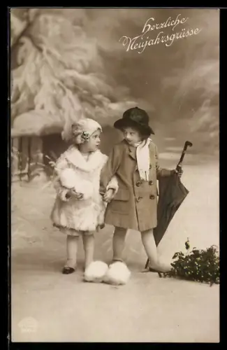 Foto-AK R & K / L Nr. 7098/4: Kleines Paar mit Schneebällen u. Schirm im Schnee, Weihnachtsgruss
