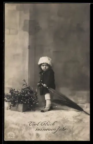 Foto-AK R & K / L Nr. 7104/5: Kleiner Wicht mit Stockschirm u. Mistelstrauss, Neujahrsgruss