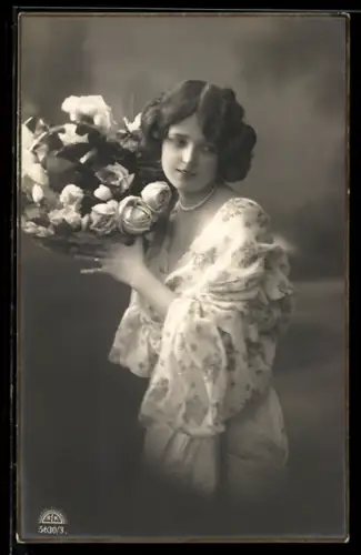 Foto-AK R & K / L Nr. 5630/3: Junge Dame mit Rosenkörbchen