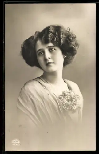 Foto-AK R & K / L Nr. 4864/5: Junge Dame mit Blume im Ausschnitt