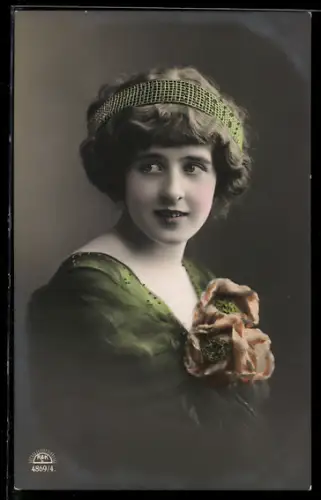 Foto-AK R & K / L: Nr. 4869/4, Lächelnde Frau mit Blumen und Haarband