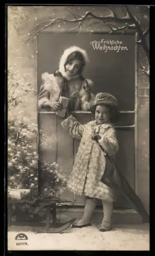 Foto-AK R & K / L Nr. 4470/4: Zwei Mädchen mit Geschenk u. Schirm, Weihnachtsgruss