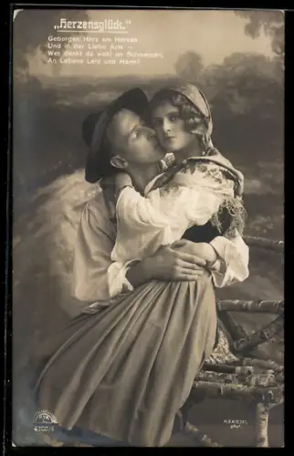 Foto-AK R & K / L Nr. 4300/4: Herzensglück, Geborgen Herz..., Liebespaar
