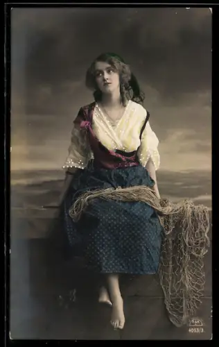 Foto-AK R & K / L Nr. 4053/3: Fischermädchen mit Netz auf einer Mauer