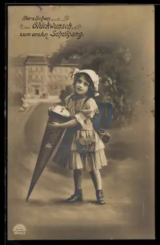 AK erster Schulgang, Mädchen mit einer Schultüte
