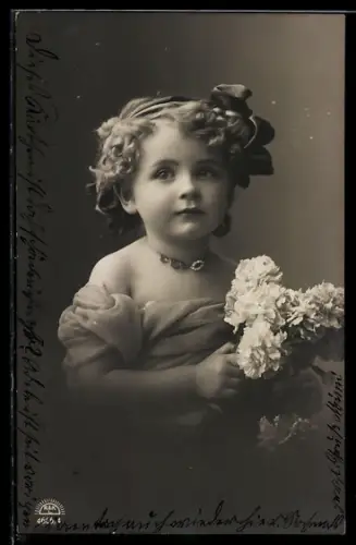 Foto-AK R & K / L Nr. 4666/4: Kleine Dame mit Blumen
