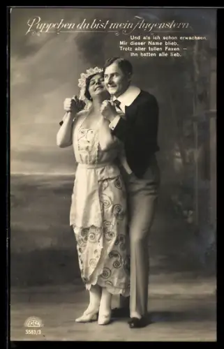 AK Operette Püppchen du bist mein Augenstern, Mann umarmt eine lächelnde Frau von hinten