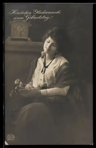 Foto-AK R & K / L Nr. 8813/3: Junge Dame mit Rosen, Geburtstagsgruss