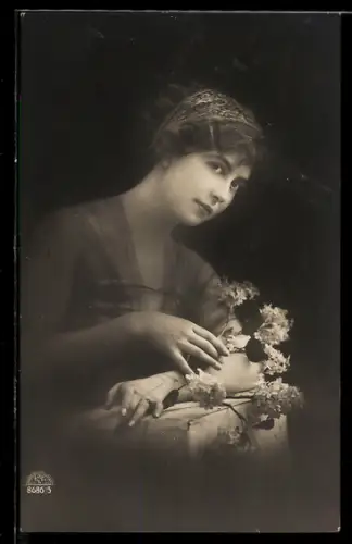 Foto-AK R & K / L Nr. 8686/5: Junge Dame mit blühenden Zweigen