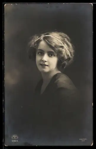 Foto-AK R & K / L Nr. 4150/5: Junge Dame mit Perlenkette im Haar